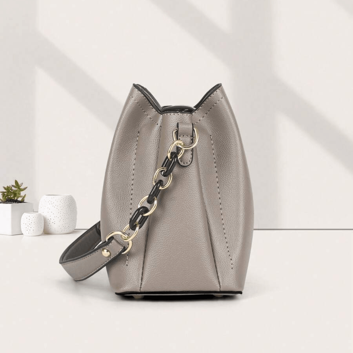 Bolsa Saco Feminina Estruturada em Couro PU com Alça de Corrente – Alelia