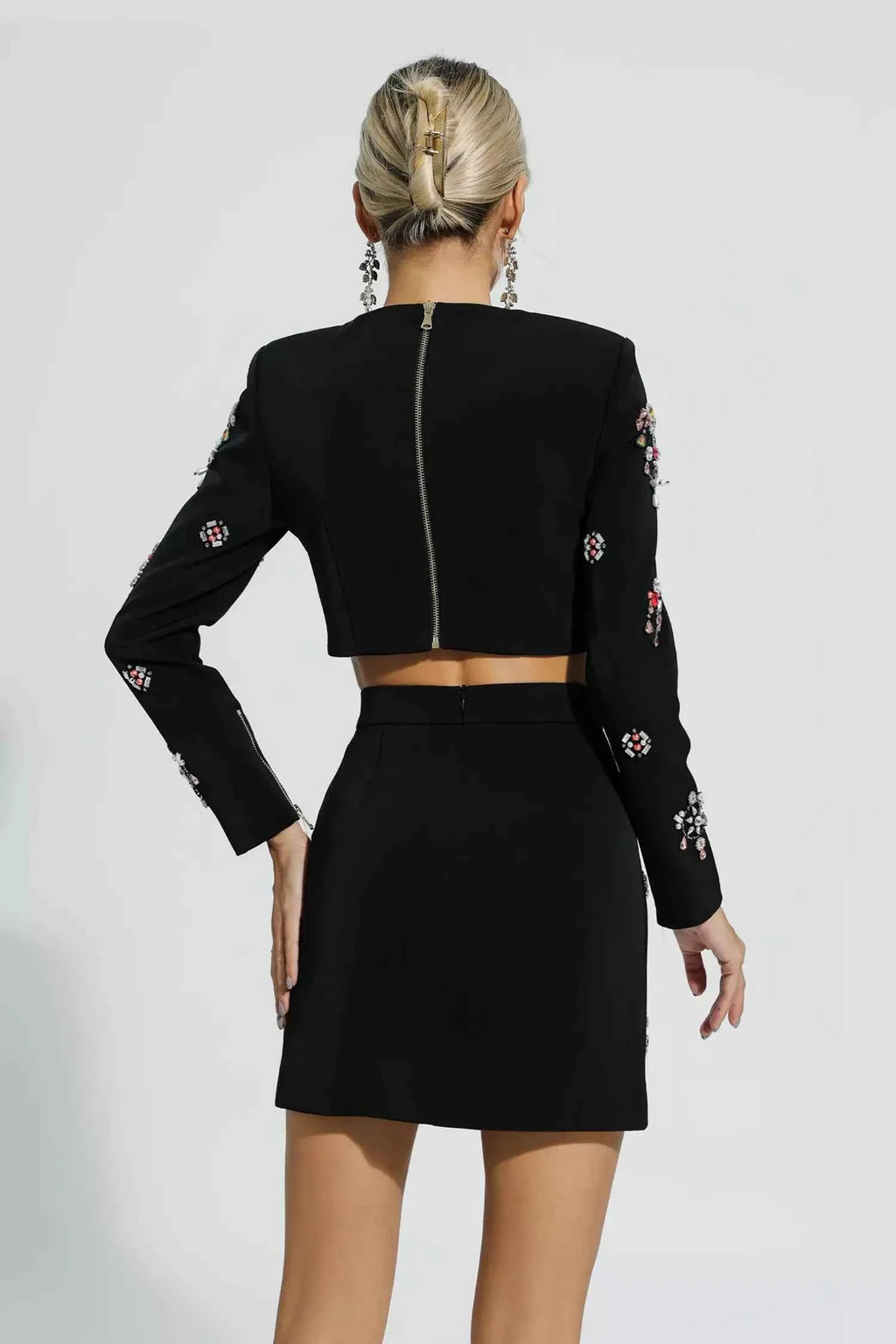 Conjunto Feminino Curto Preto com Pedrarias Bordadas e Manga Longa – Lelirina