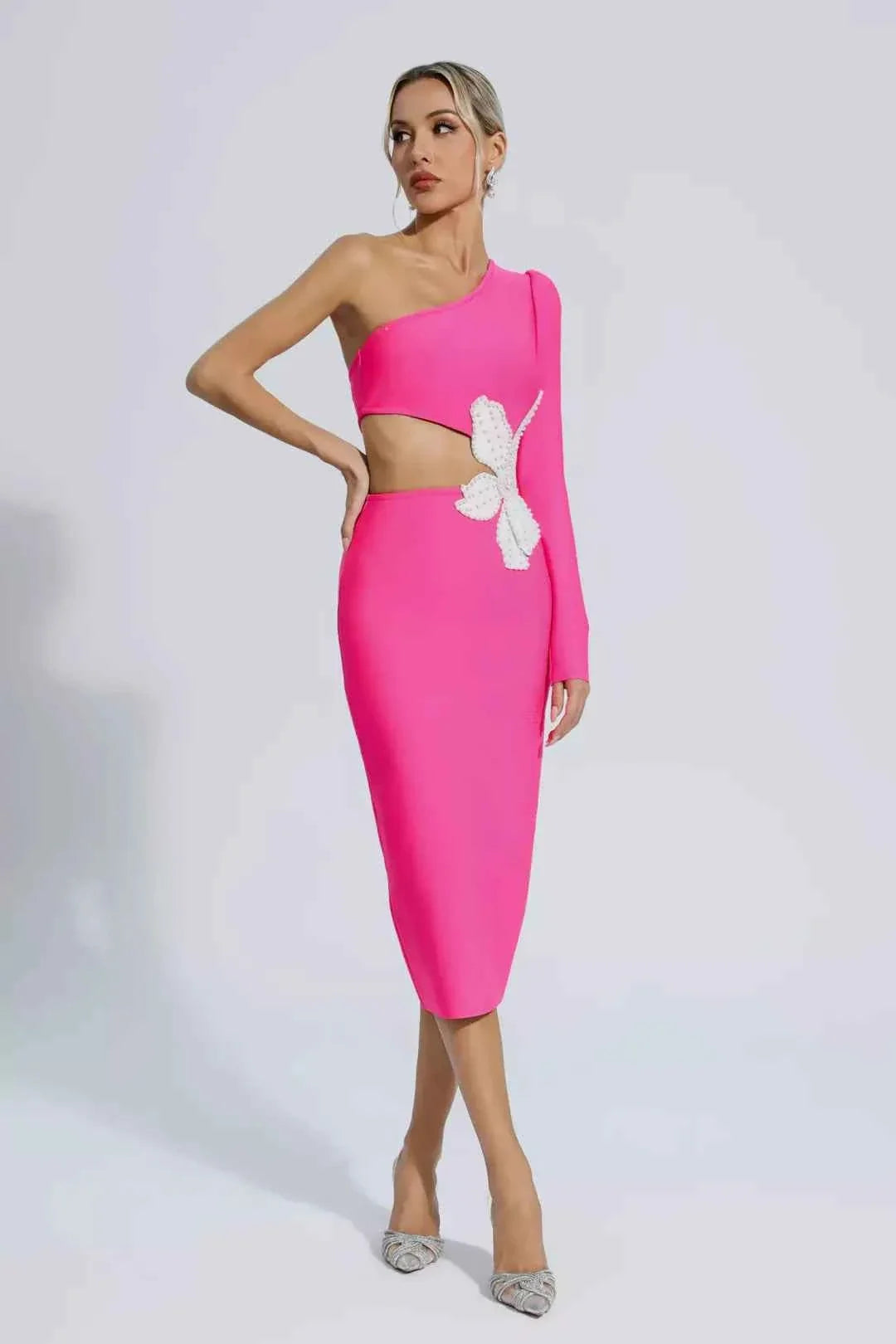 Vestido de Festa Midi com Recorte na Cintura, Um Ombro e Flor Aplicada – Zalinora