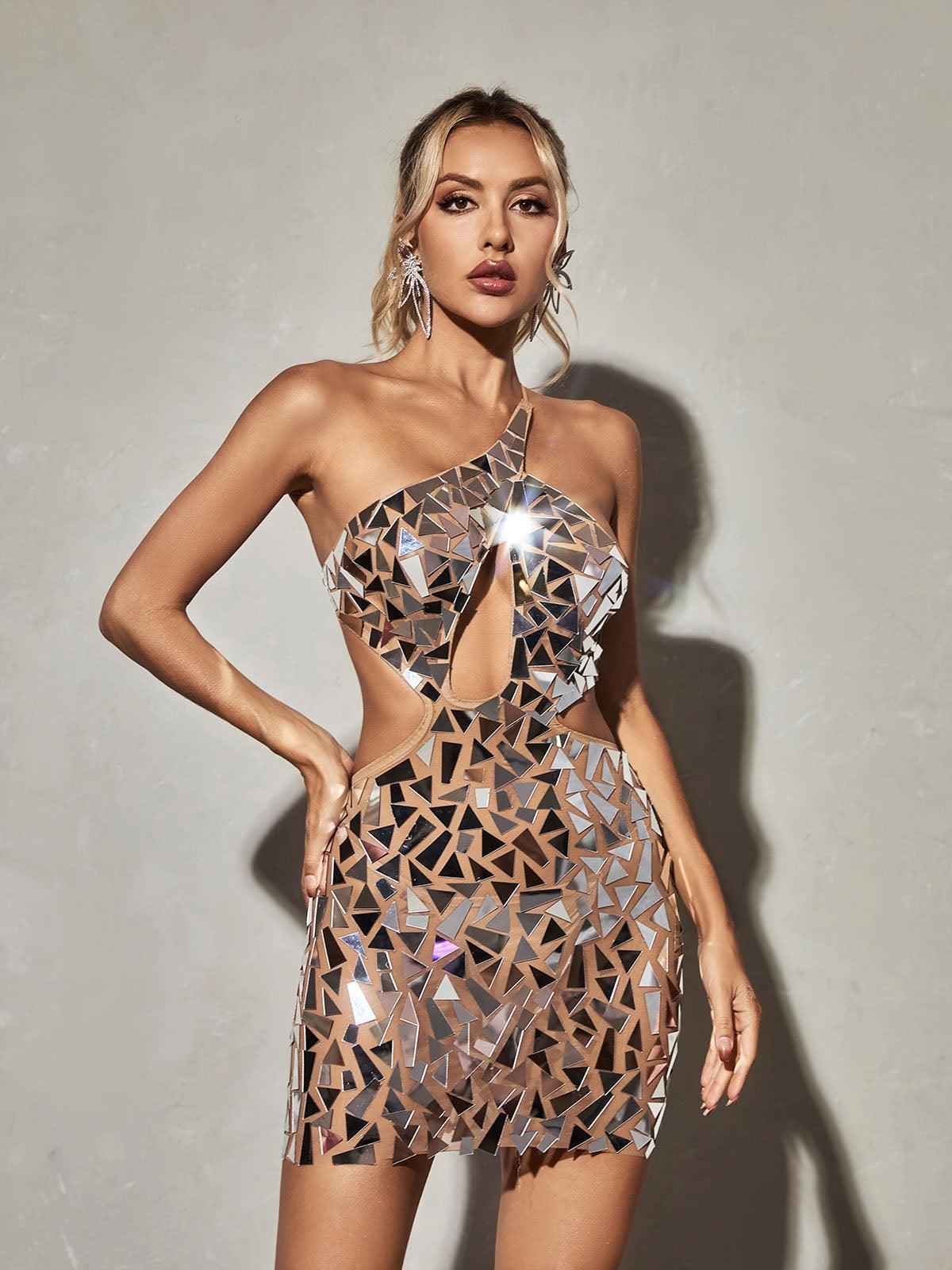Vestido Espelhado Recortado com Alça Única – Liranora