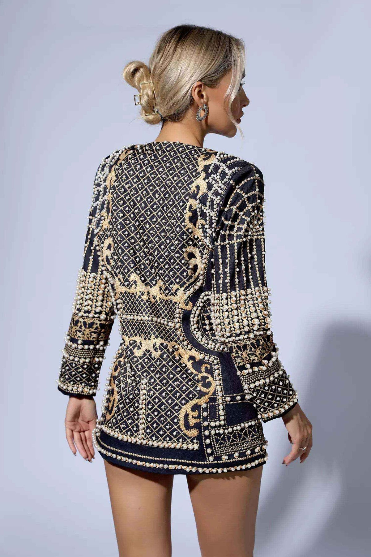Vestido Feminino Curto Bordado com Pérolas e Decote Profundo – Brilina