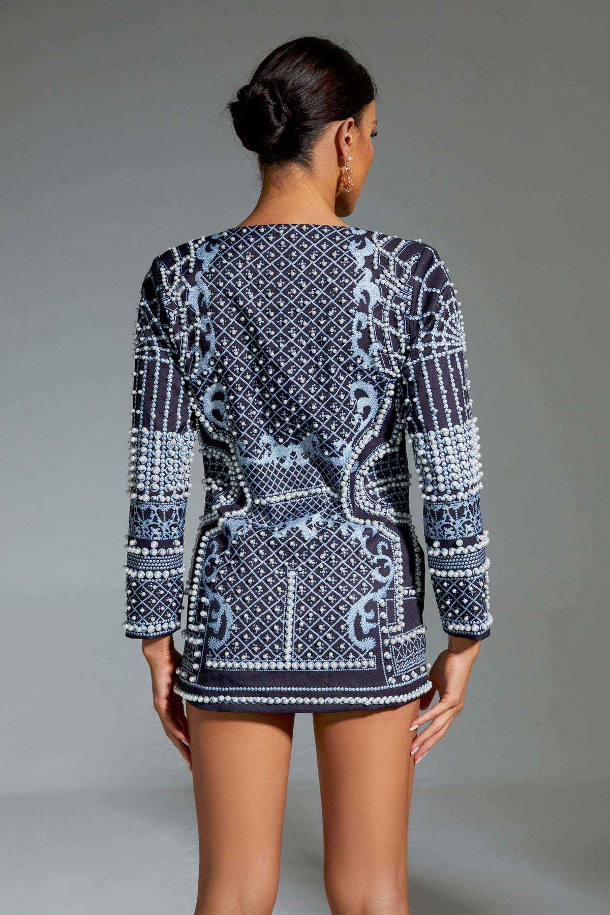 Vestido Feminino Curto Bordado com Pérolas e Decote Profundo – Brilina