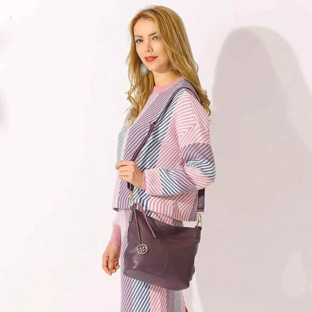 Bolsa Hobo Feminina de Couro PU Granulado com Pingente Dourado – Lualia