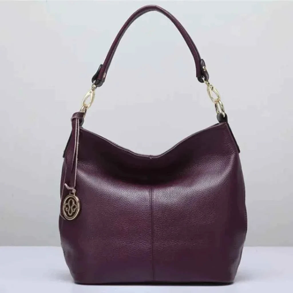 Bolsa Hobo Feminina de Couro PU Granulado com Pingente Dourado – Lualia