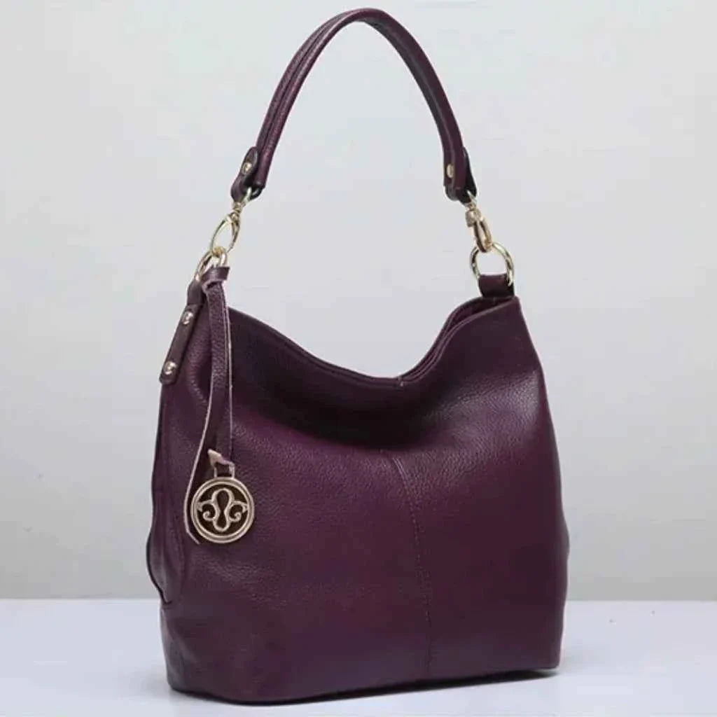 Bolsa Hobo Feminina de Couro PU Granulado com Pingente Dourado – Lualia