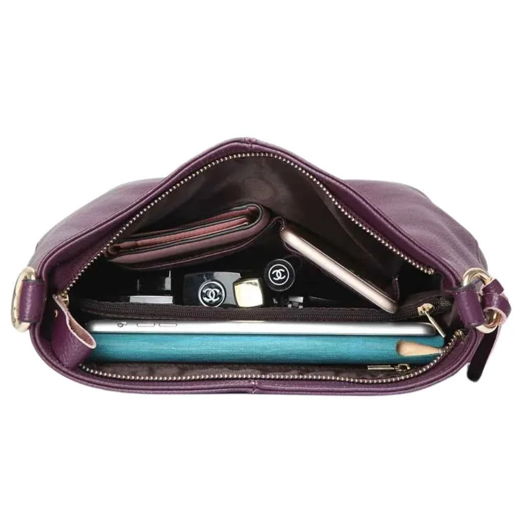 Bolsa Hobo Feminina de Couro PU Granulado com Pingente Dourado – Lualia