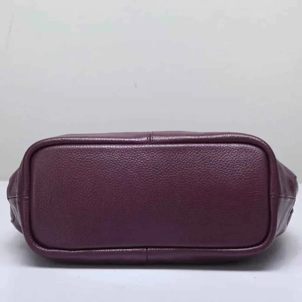 Bolsa Hobo Feminina de Couro PU Granulado com Pingente Dourado – Lualia