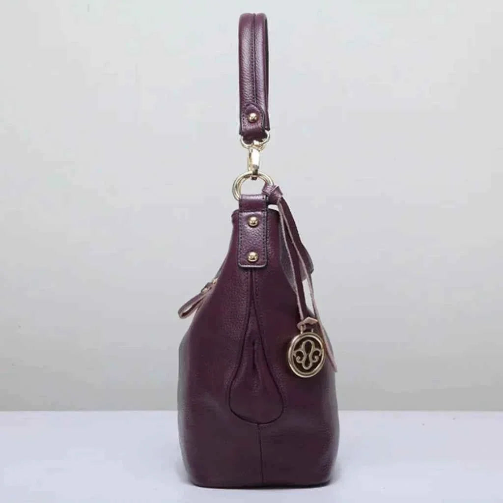 Bolsa Hobo Feminina de Couro PU Granulado com Pingente Dourado – Lualia