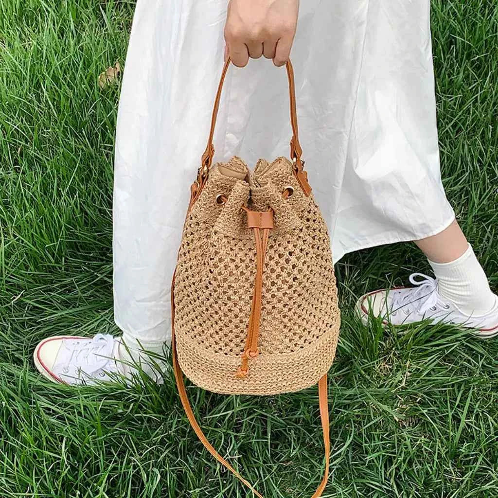 Bolsa Saco Feminina de Palha Tramada com Alça Transversal em Couro PU – Novalina