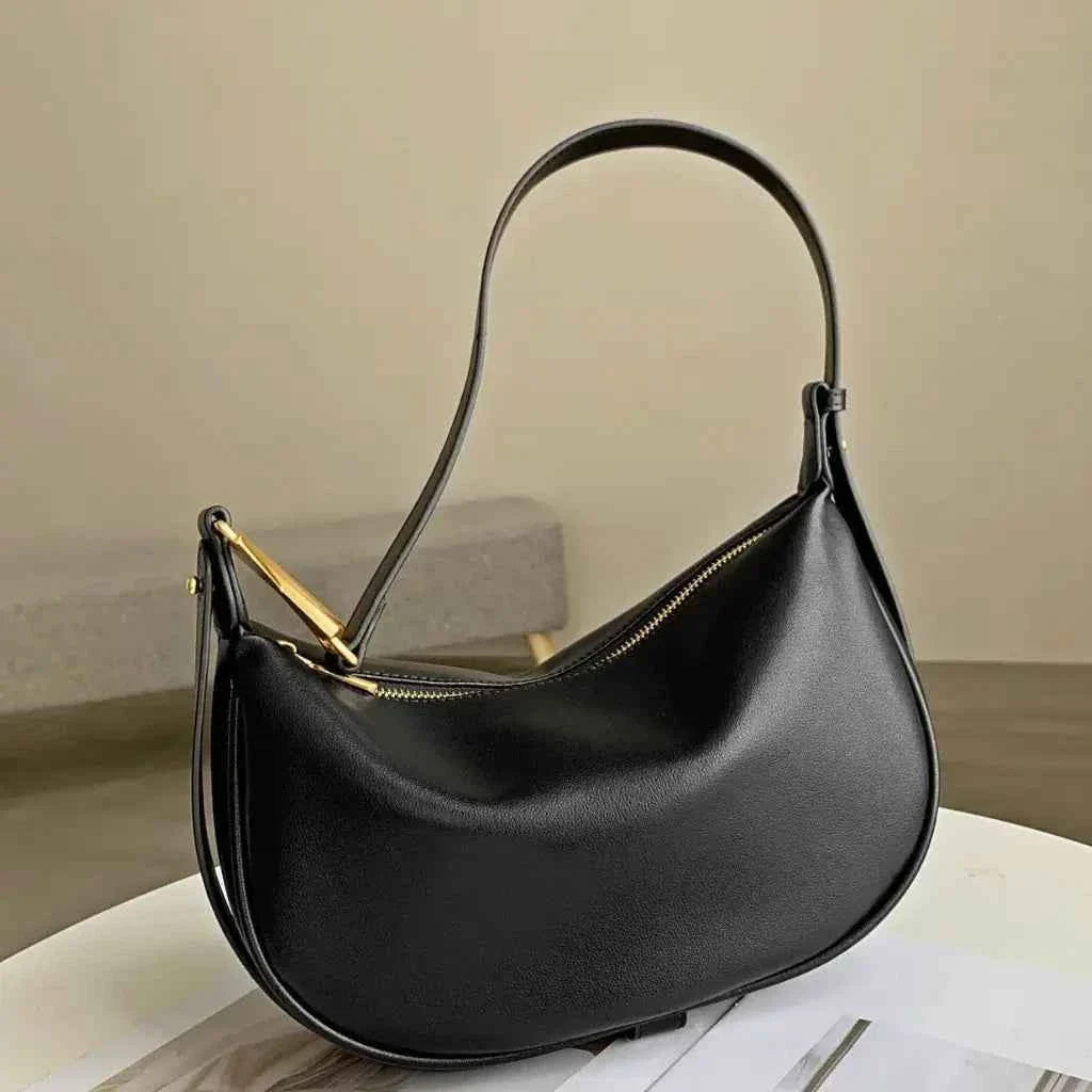 Bolsa Hobo Feminina de Couro PU com Design Meia Lua e Detalhe Escultural Dourado – Coralia