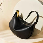 Bolsa Hobo Feminina de Couro PU com Design Meia Lua e Detalhe Escultural Dourado – Coralia