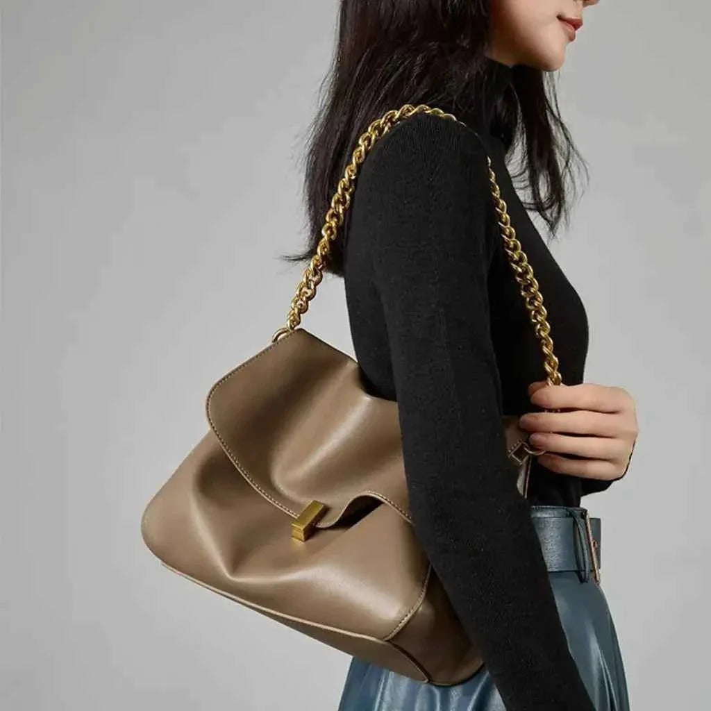 Bolsa de Ombro Feminina em Couro PU com Aba e Alça de Corrente Dourada – Liralia