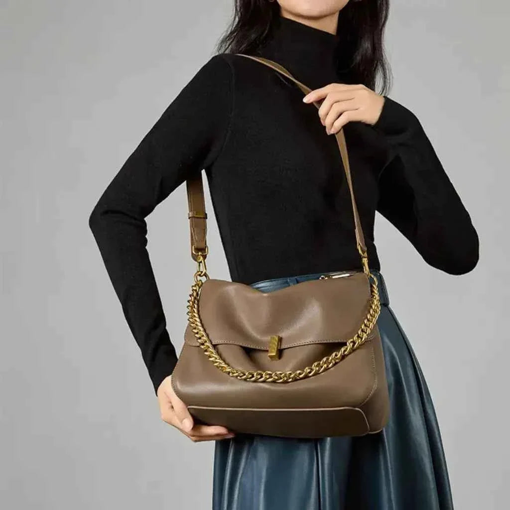 Bolsa de Ombro Feminina em Couro PU com Aba e Alça de Corrente Dourada – Liralia