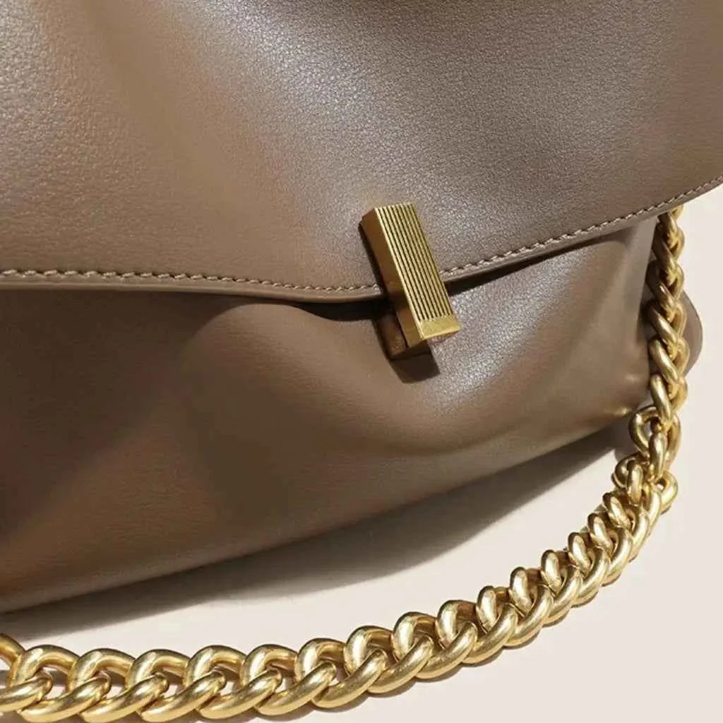 Bolsa de Ombro Feminina em Couro PU com Aba e Alça de Corrente Dourada – Liralia
