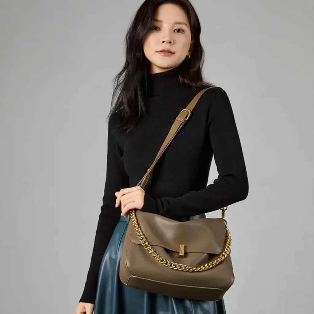 Bolsa de Ombro Feminina em Couro PU com Aba e Alça de Corrente Dourada – Liralia