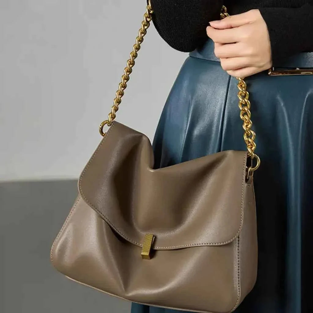 Bolsa de Ombro Feminina em Couro PU com Aba e Alça de Corrente Dourada – Liralia