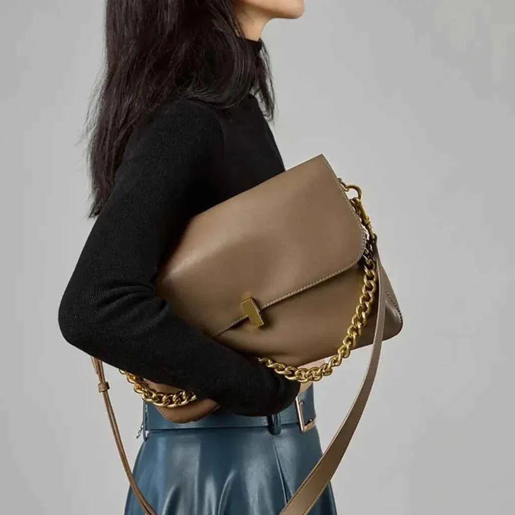Bolsa de Ombro Feminina em Couro PU com Aba e Alça de Corrente Dourada – Liralia