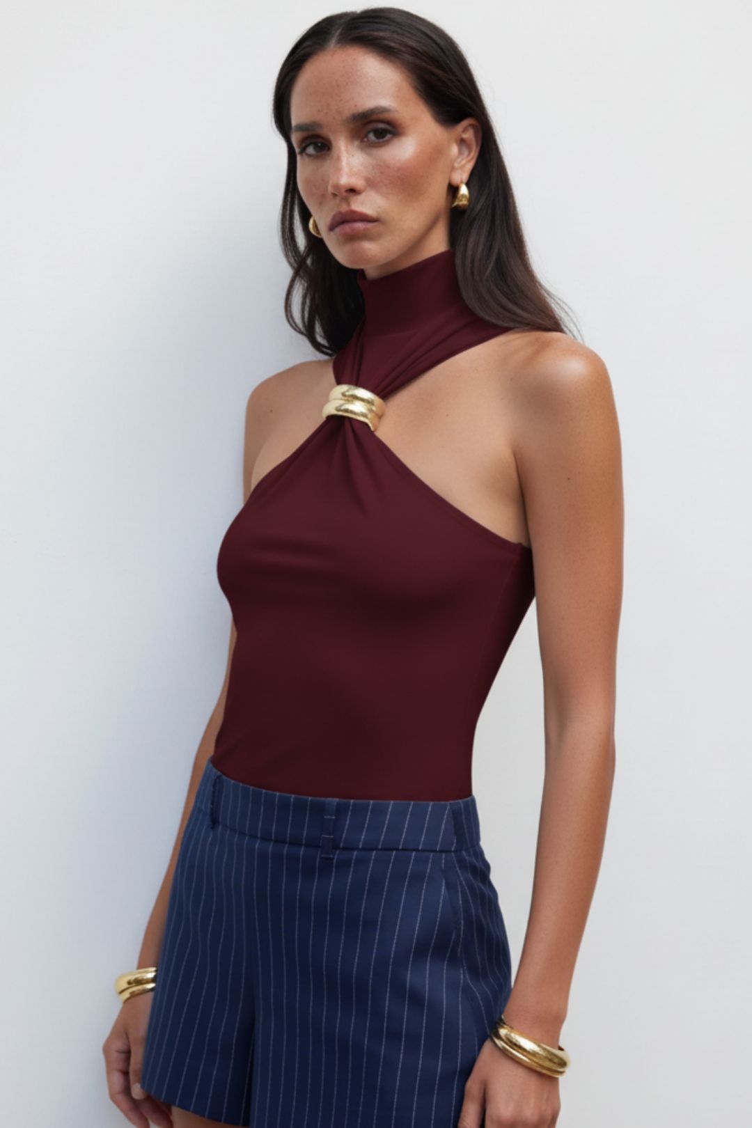 Blusa Feminina Elegante Frente Única de Gola Alta com Argola Dourada – Sabrina