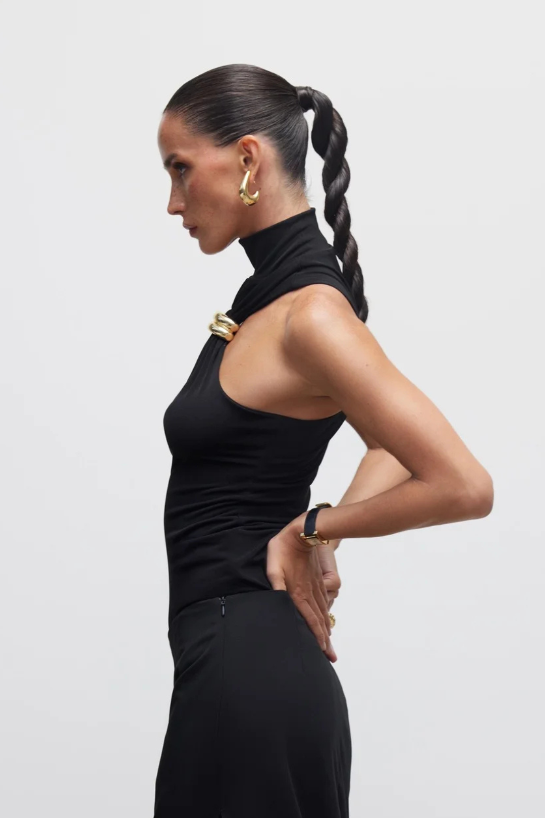 Blusa Feminina Elegante Frente Única de Gola Alta com Argola Dourada – Sabrina