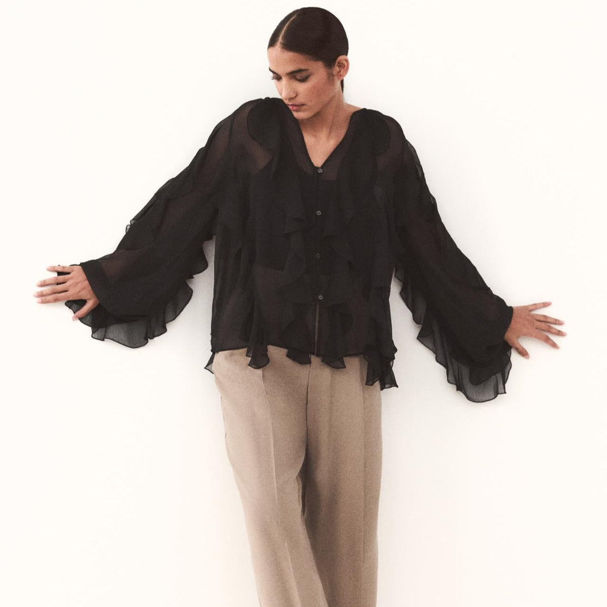 Blusa de Chiffon com Babados Volumosos e Manga Bufante – Yalilia