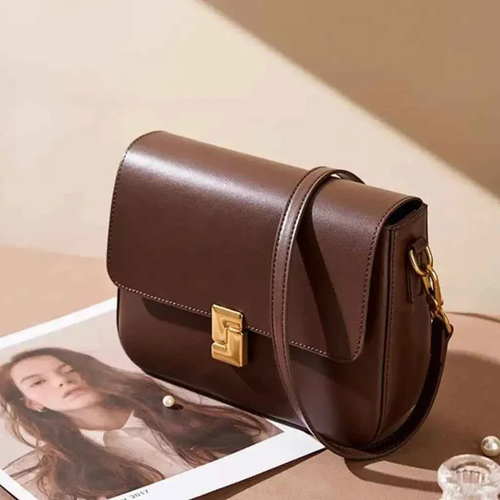 Bolsa Transversal Feminina Estruturada com Aba e Fecho Dourado – Velalina
