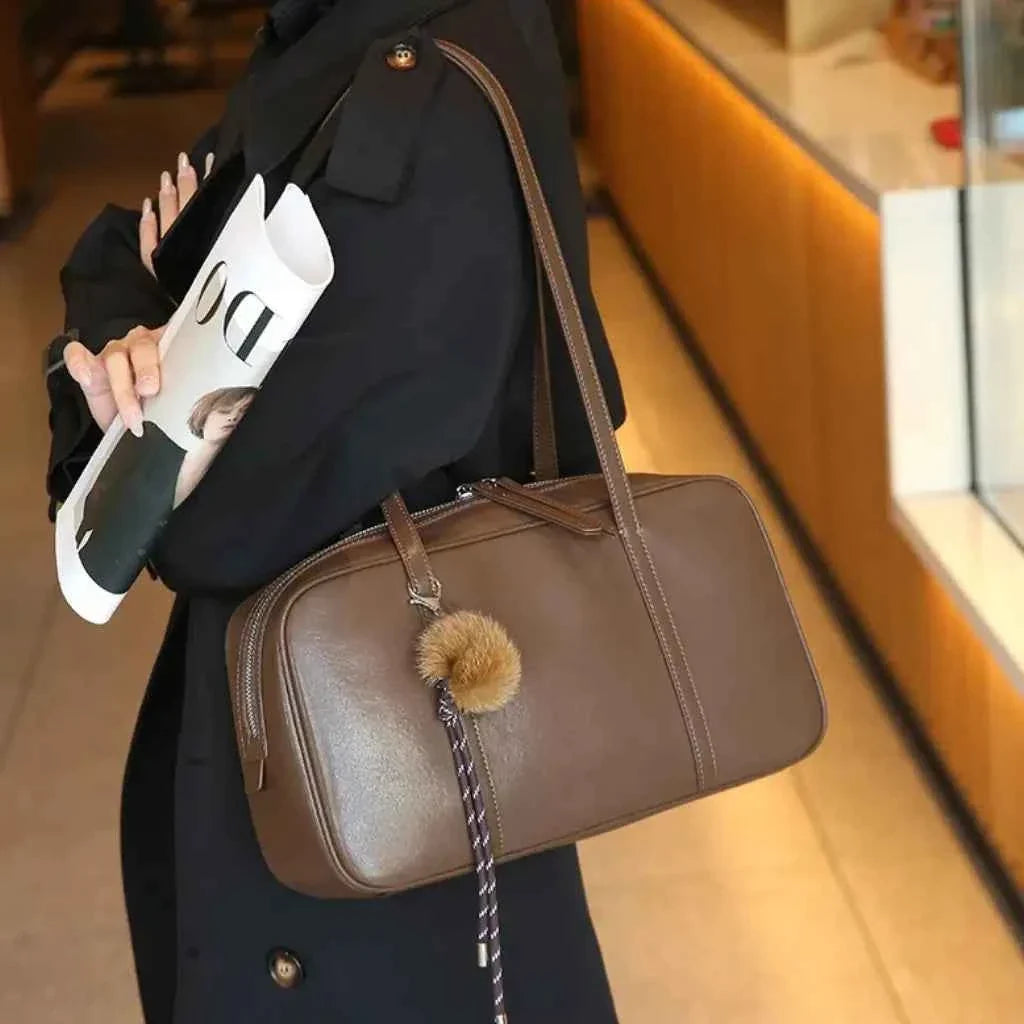 Bolsa de Ombro Feminina Retangular de Couro PU Granulado com Charm de Pompom – Vialina