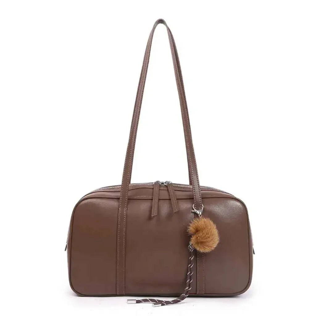 Bolsa de Ombro Feminina Retangular de Couro PU Granulado com Charm de Pompom – Vialina