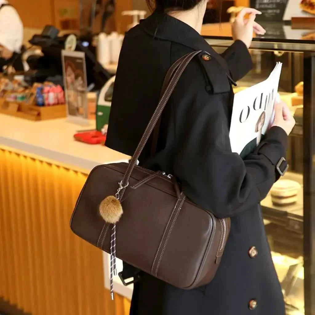Bolsa de Ombro Feminina Retangular de Couro PU Granulado com Charm de Pompom – Vialina