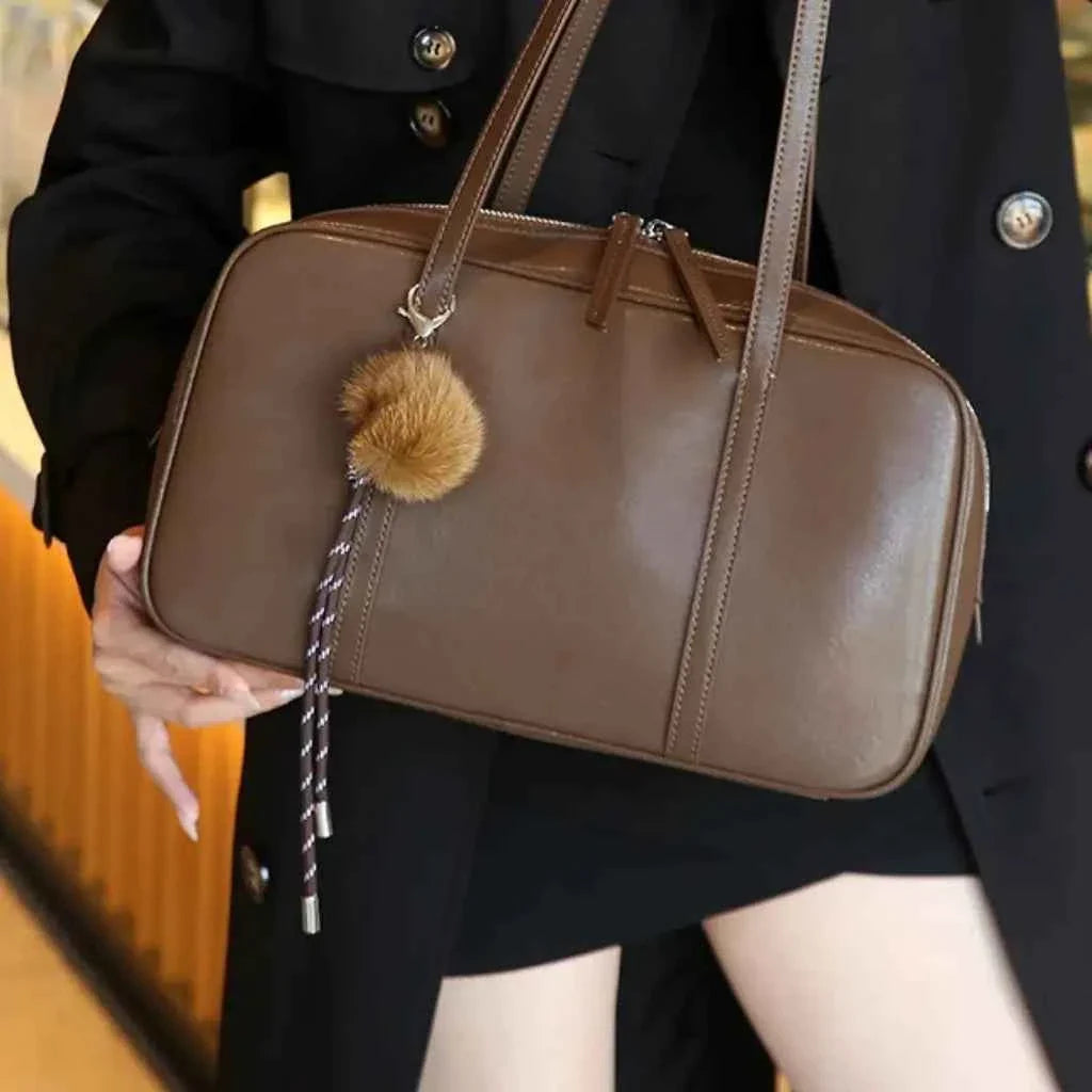 Bolsa de Ombro Feminina Retangular de Couro PU Granulado com Charm de Pompom – Vialina