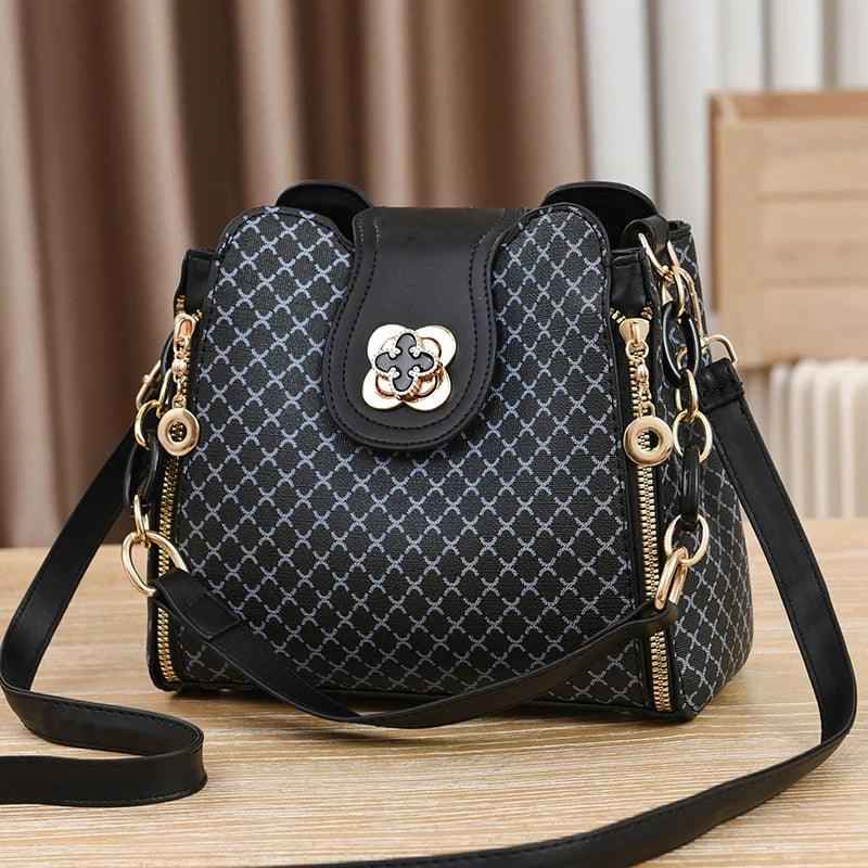 Bolsa Saco Feminina com Monograma, Alça de Corrente e Fecho Decorativo – Alalia