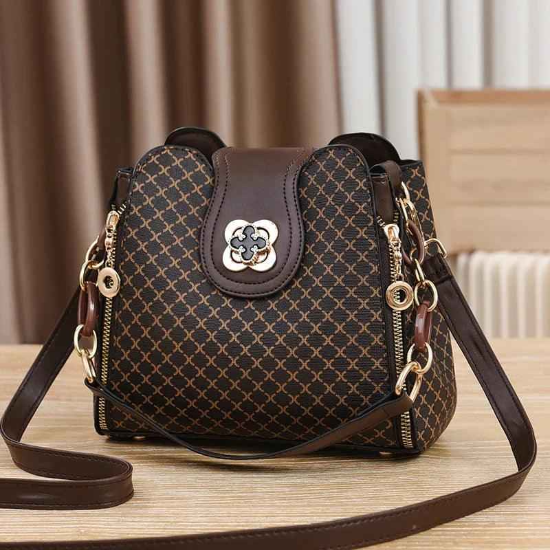 Bolsa Saco Feminina com Monograma, Alça de Corrente e Fecho Decorativo – Alalia