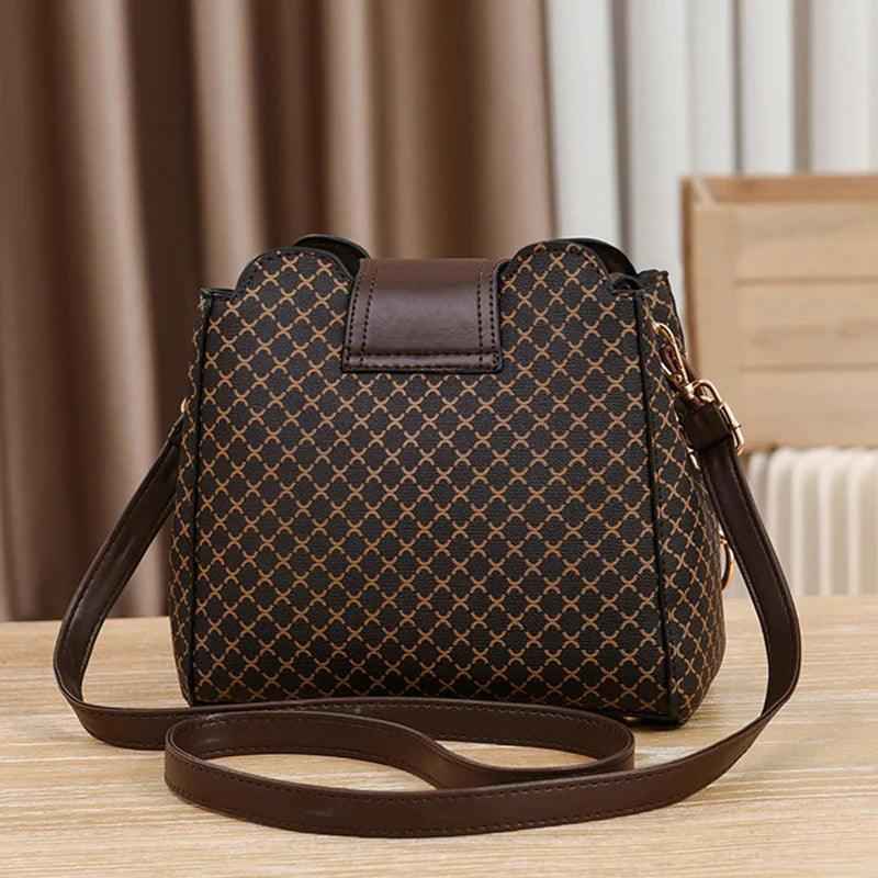 Bolsa Saco Feminina com Monograma, Alça de Corrente e Fecho Decorativo – Alalia