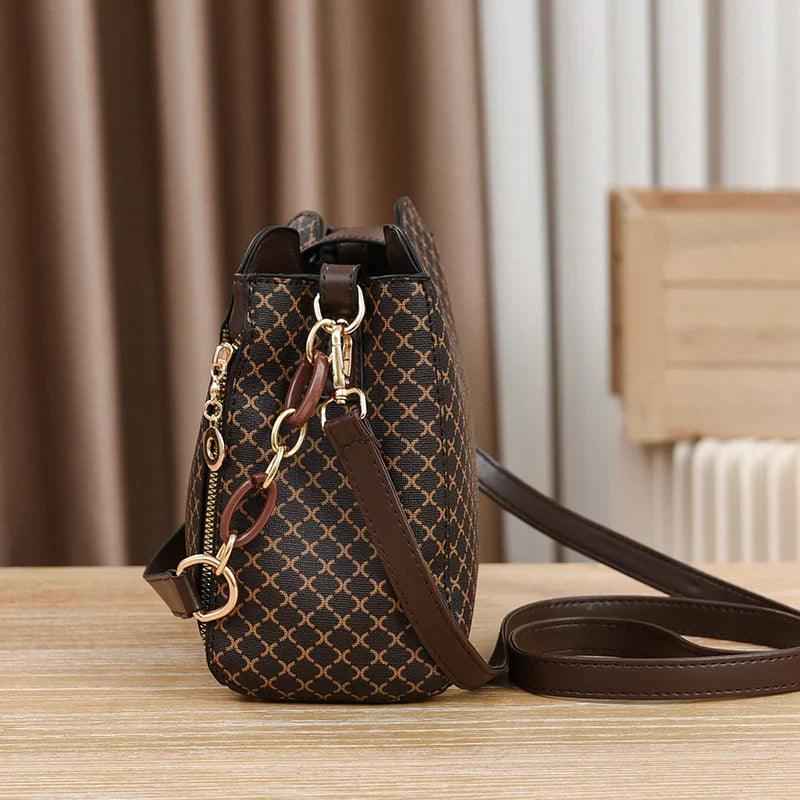 Bolsa Saco Feminina com Monograma, Alça de Corrente e Fecho Decorativo – Alalia