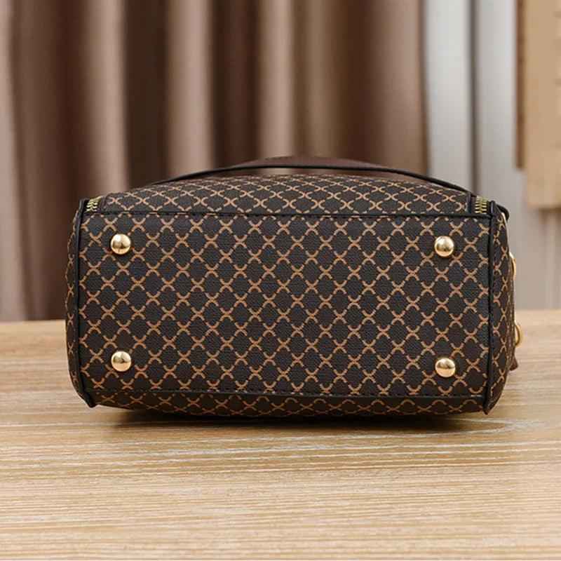 Bolsa Saco Feminina com Monograma, Alça de Corrente e Fecho Decorativo – Alalia