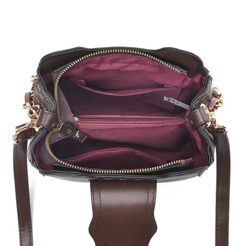 Bolsa Saco Feminina com Monograma, Alça de Corrente e Fecho Decorativo – Alalia