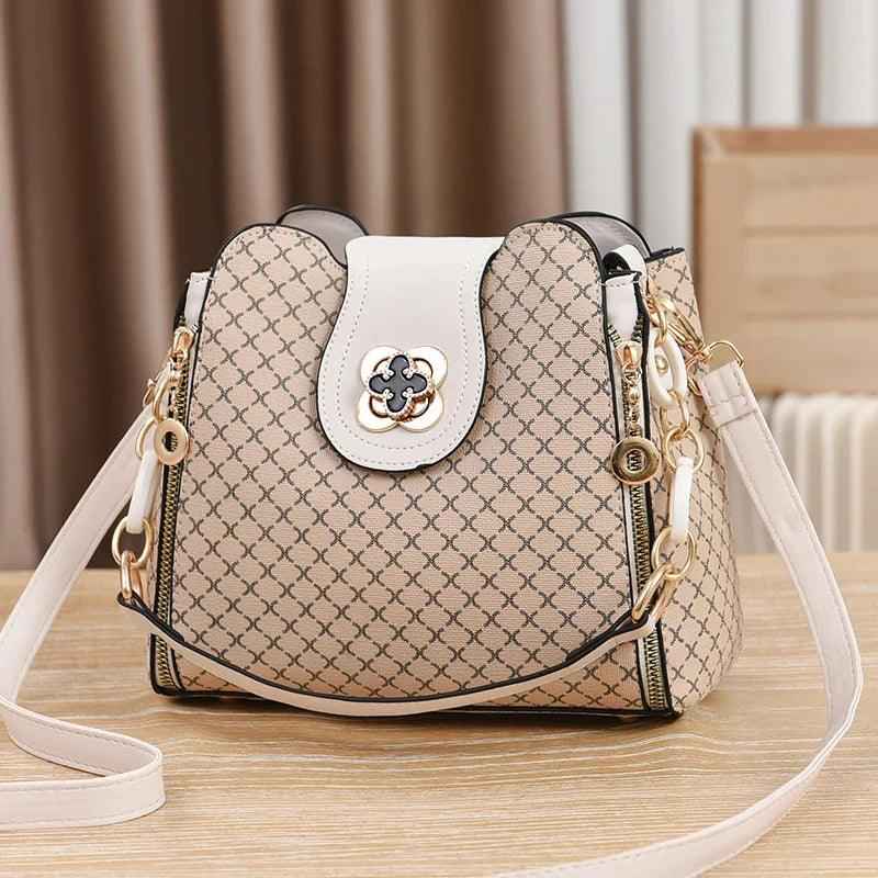 Bolsa Saco Feminina com Monograma, Alça de Corrente e Fecho Decorativo – Alalia