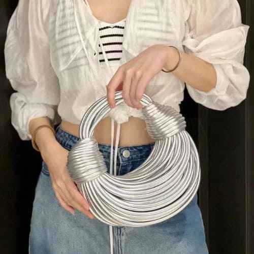Bolsa Hobo de Luxo Estruturada com Design Escultural em Couro – Isalia