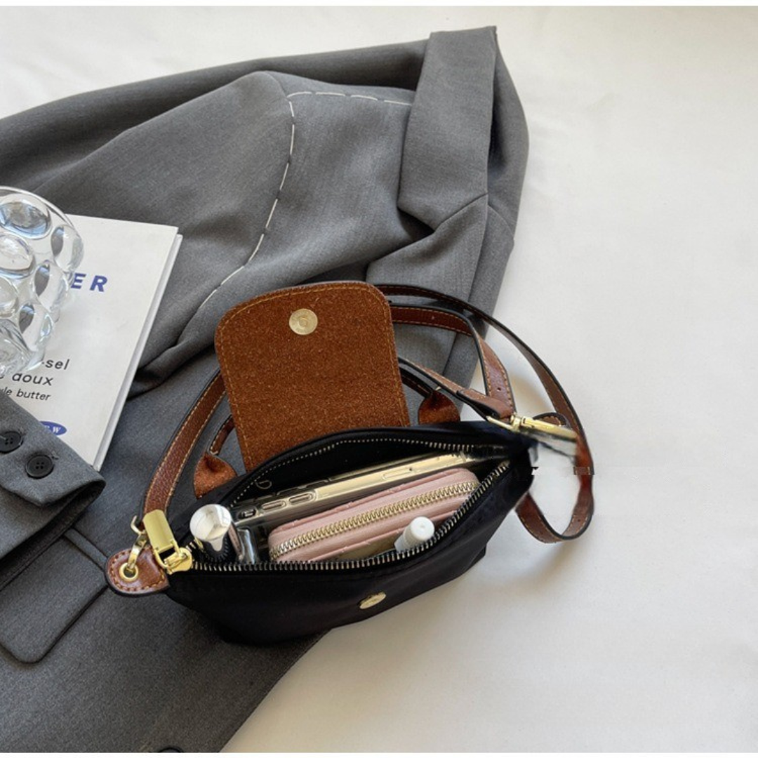 Bolsa Mini de Mão com Alça Curta e Fecho em Couro Texturizado – Avanira