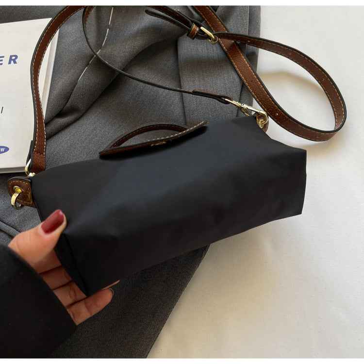 Bolsa Mini de Mão com Alça Curta e Fecho em Couro Texturizado – Avanira