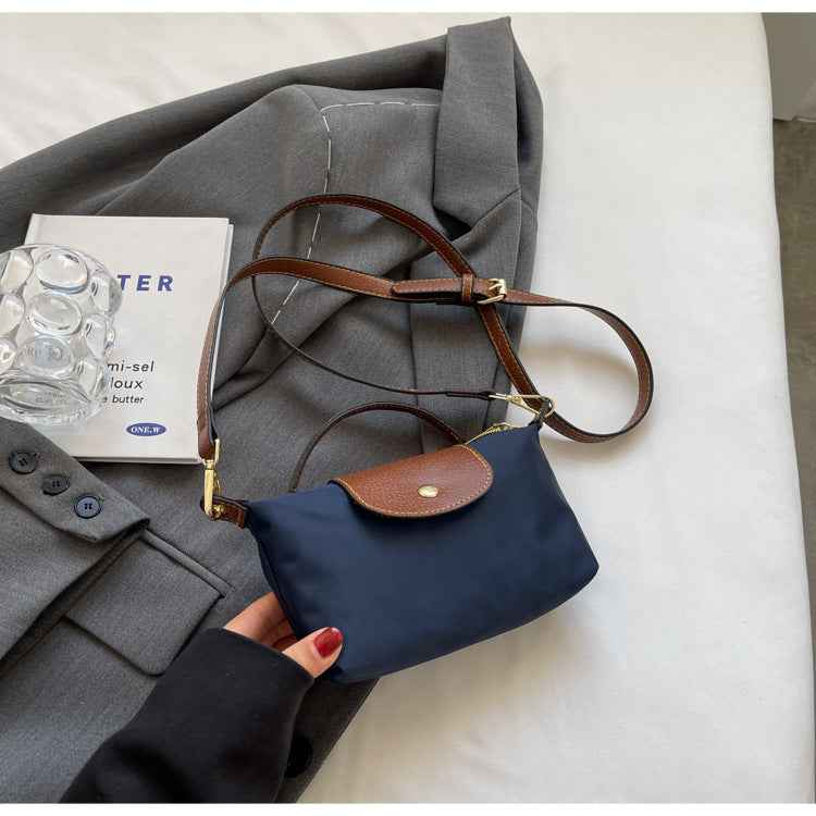 Bolsa Mini de Mão com Alça Curta e Fecho em Couro Texturizado – Avanira