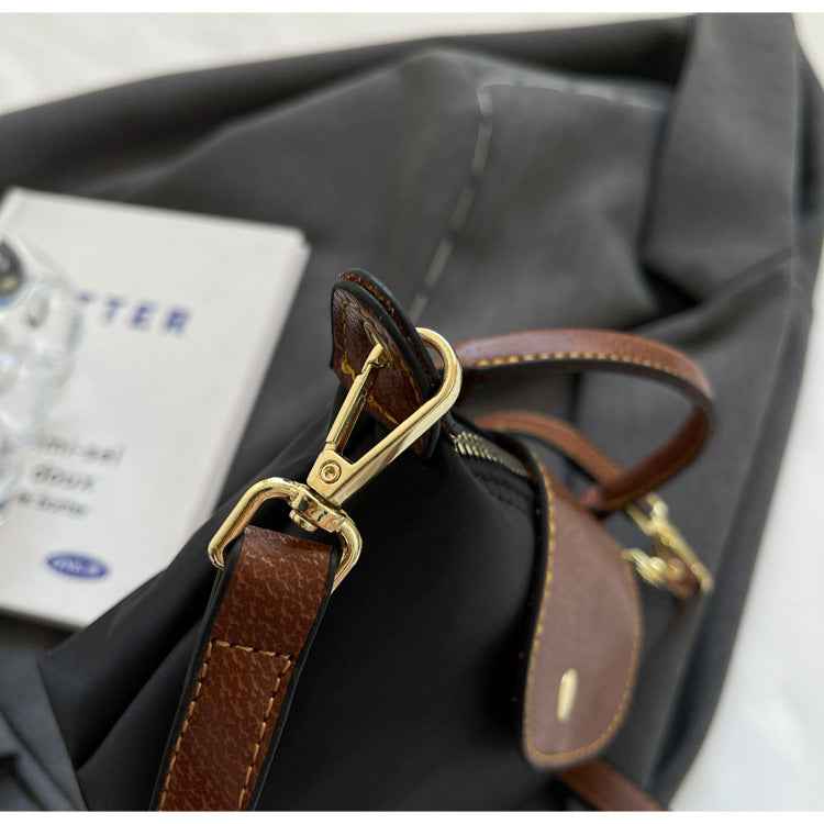 Bolsa Mini de Mão com Alça Curta e Fecho em Couro Texturizado – Avanira