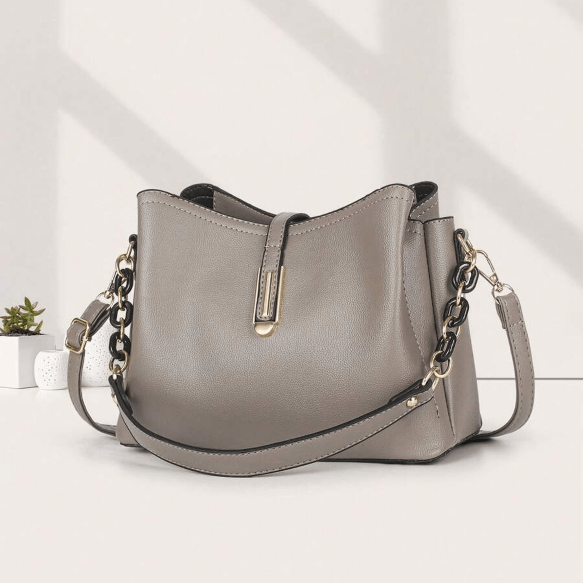 Bolsa Saco Feminina Estruturada em Couro PU com Alça de Corrente – Alelia