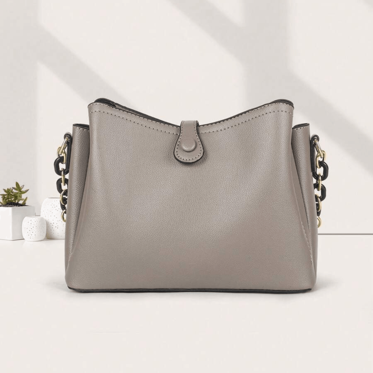 Bolsa Saco Feminina Estruturada em Couro PU com Alça de Corrente – Alelia