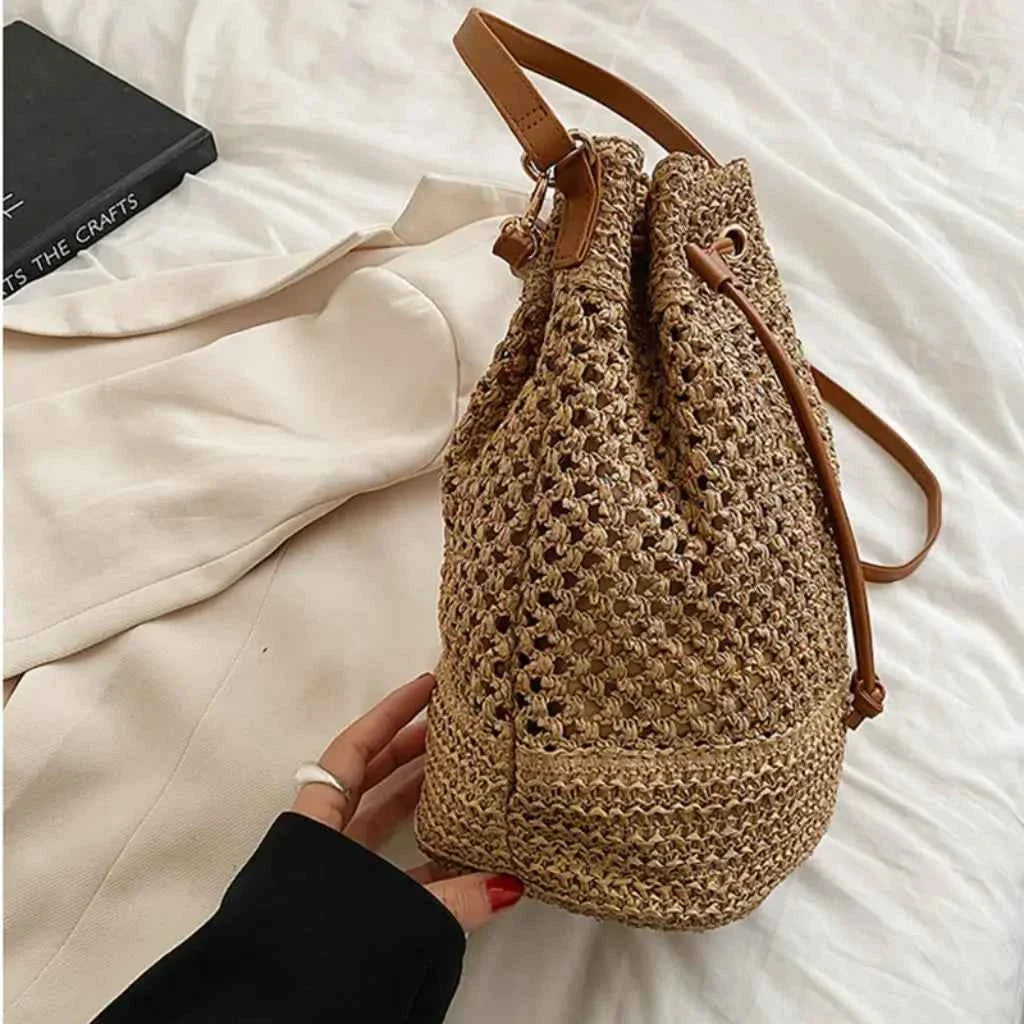 Bolsa Saco Feminina de Palha Tramada com Alça Transversal em Couro PU – Novalina