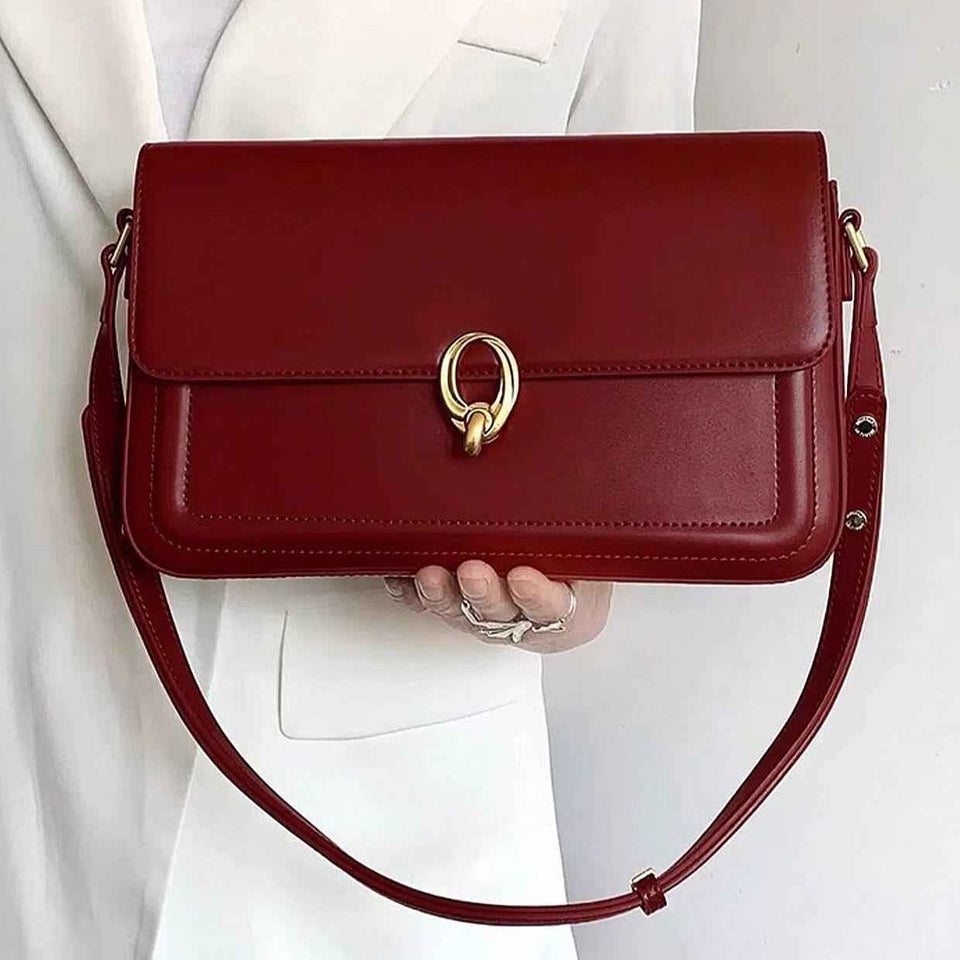 Bolsa de Ombro Feminina em Couro PU com Aba e Fecho Metálico Dourado – Aurilia