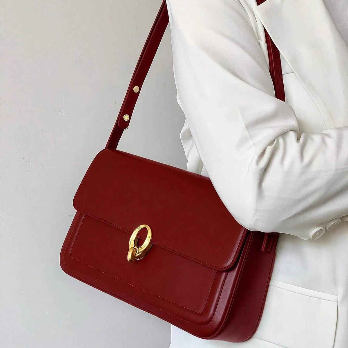 Bolsa de Ombro Feminina em Couro PU com Aba e Fecho Metálico Dourado – Aurilia