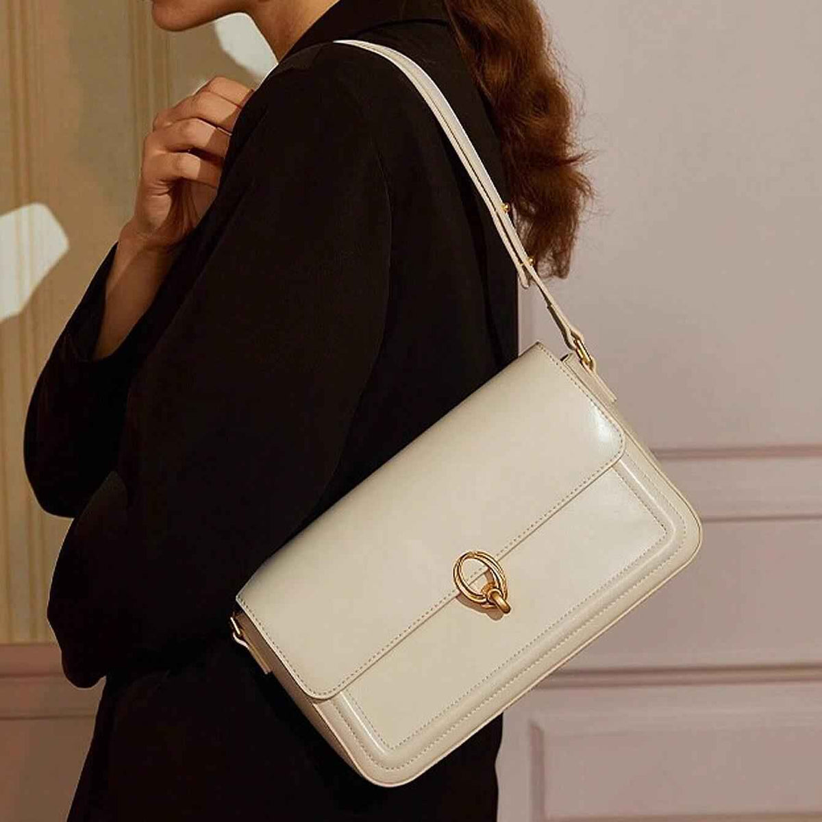 Bolsa de Ombro Feminina em Couro PU com Aba e Fecho Metálico Dourado – Aurilia