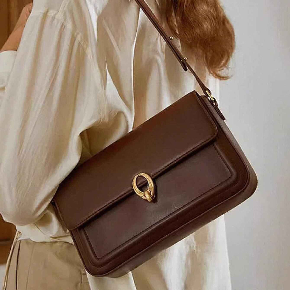 Bolsa de Ombro Feminina em Couro PU com Aba e Fecho Metálico Dourado – Aurilia