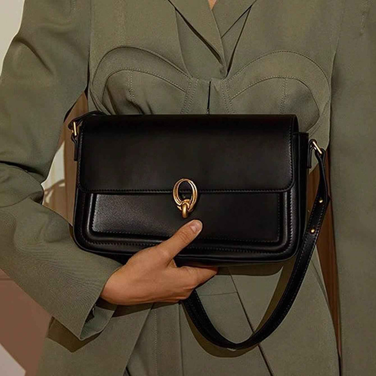 Bolsa de Ombro Feminina em Couro PU com Aba e Fecho Metálico Dourado – Aurilia