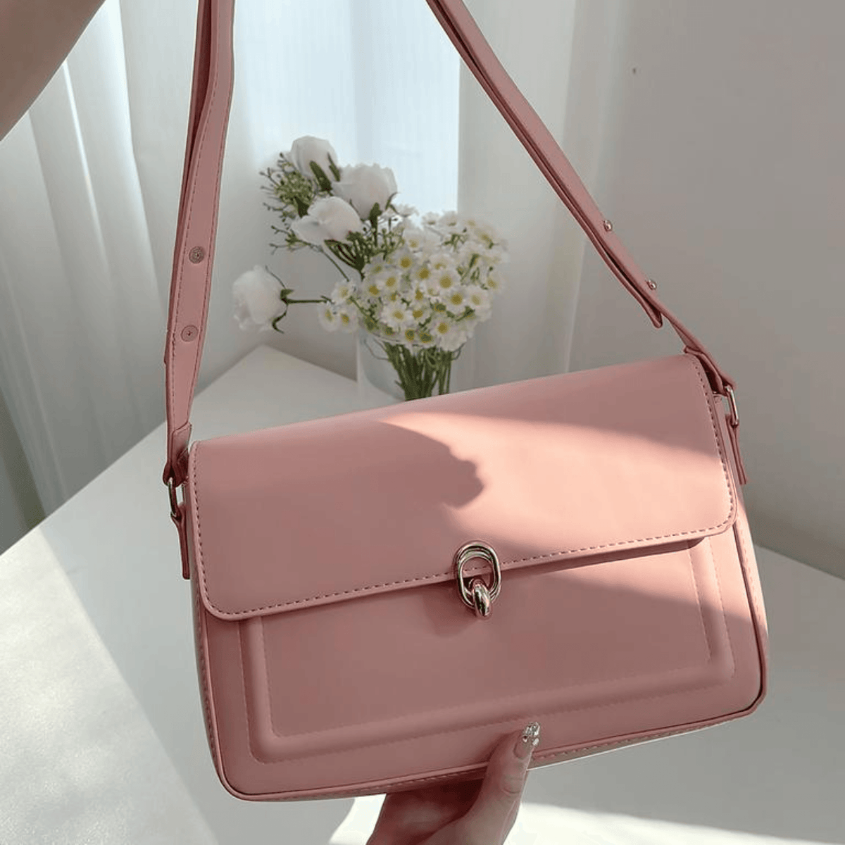 Bolsa de Ombro Feminina em Couro PU com Aba e Fecho Metálico Dourado – Aurilia